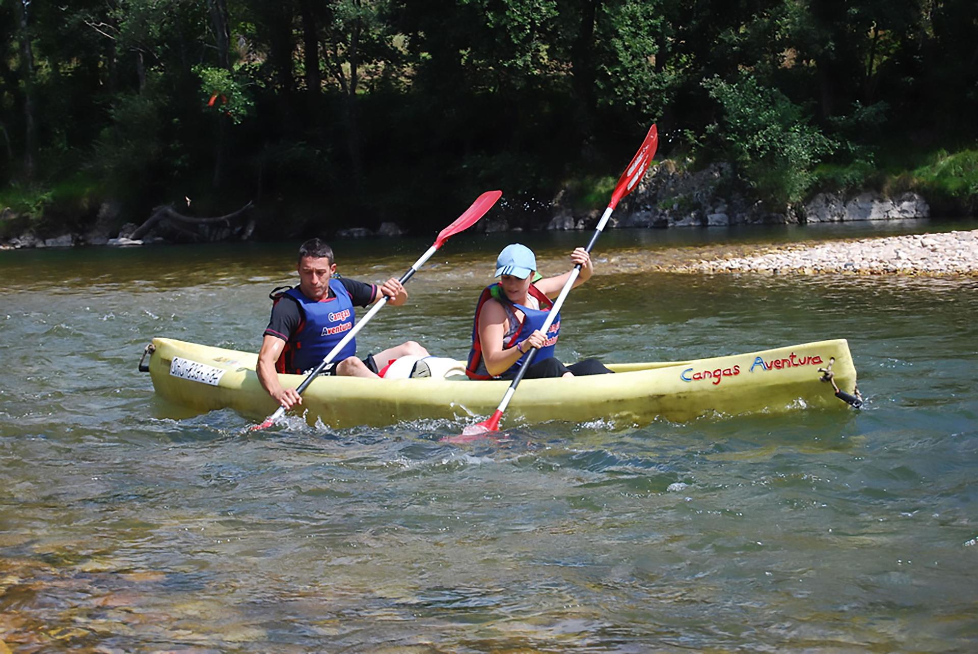 Pareja realizando Descenso del Sella.